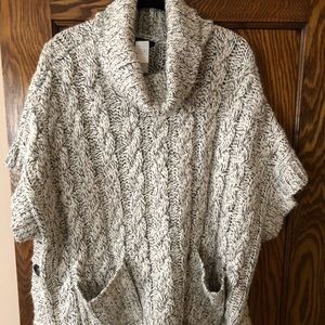 Turtle neck poncho with pockets